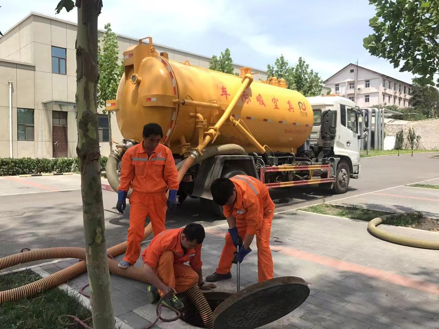 宝兴管道疏通车停在窨井附近