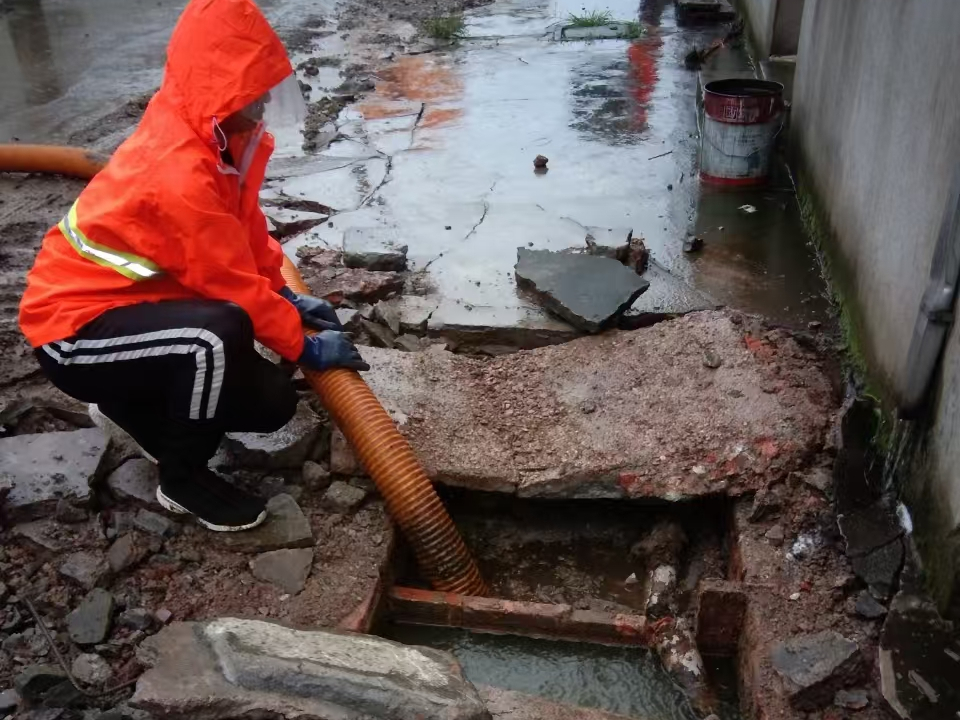 宝兴专业清理污水池 炜誉市政以规范流程守护城市 “肠道”